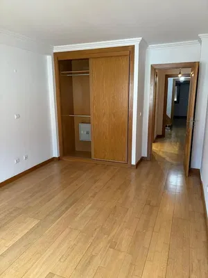 Yatak odası; ahşap zemin, doğal ışık