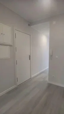 Соба; дрвени под, природно светло