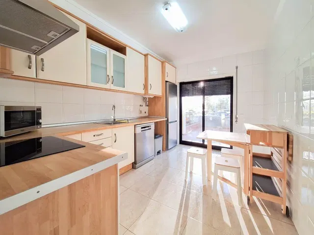 Kuchnia; sprzęt kuchenny, światło dzienne, styl nowoczesny