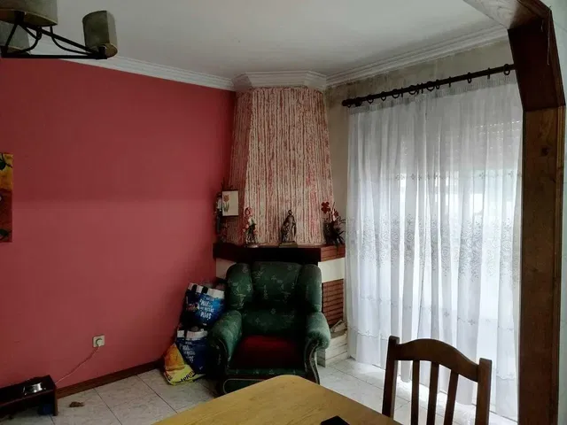 Soggiorno; luce naturale, pavimento in piastrelle