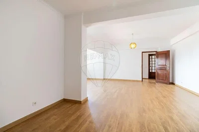 Дневна соба; дрвени под, природно светло