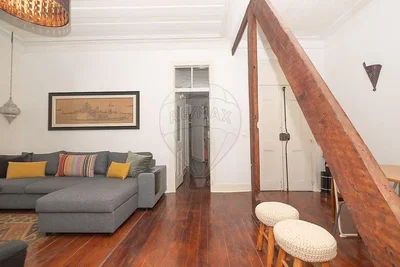 Oturma odası; ahşap zemin, doğal ışık