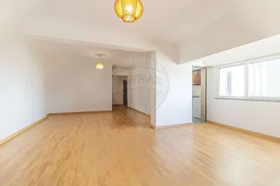 Дневна соба; дрвени под, природно светло