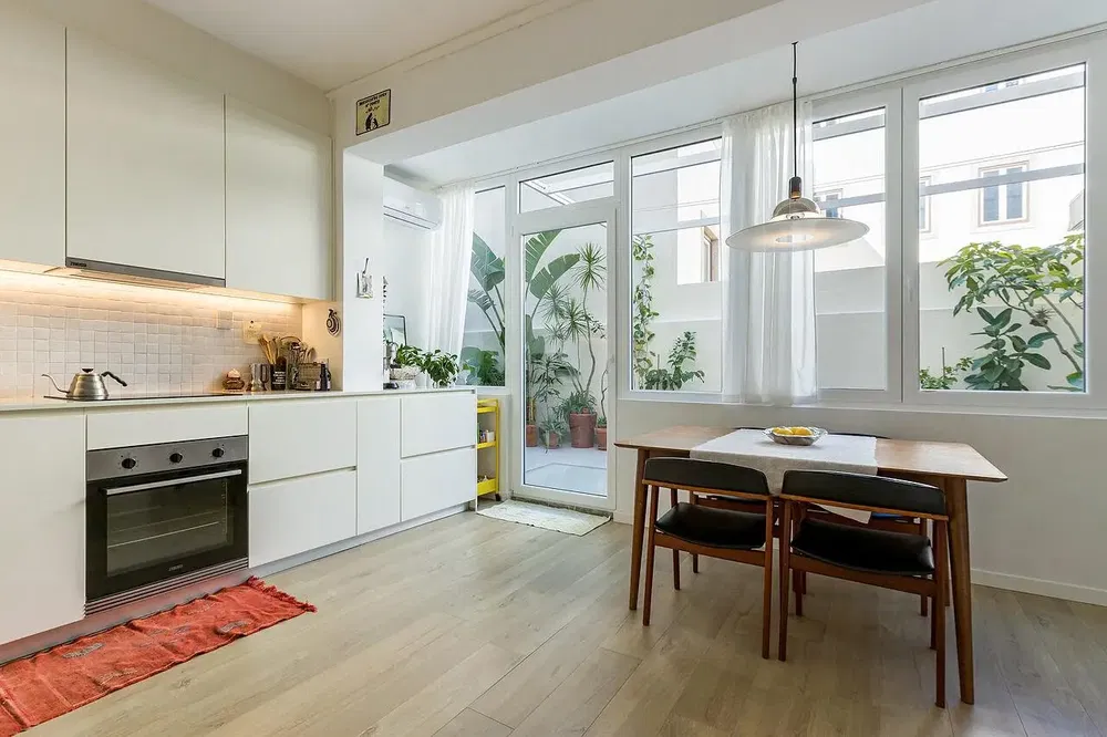 Mutfak; mutfak aletleri, doğal ışık, modern stil