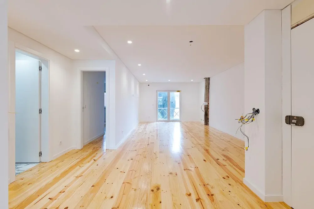 Ostatní; dřevěná podlaha, přirozené světlo