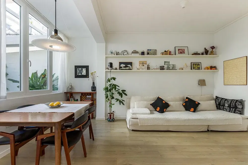 Oturma odası; doğal ışık, modern stil, ahşap zemin