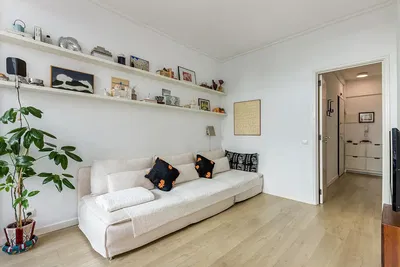 Oturma odası; doğal ışık, modern stil, ahşap zemin