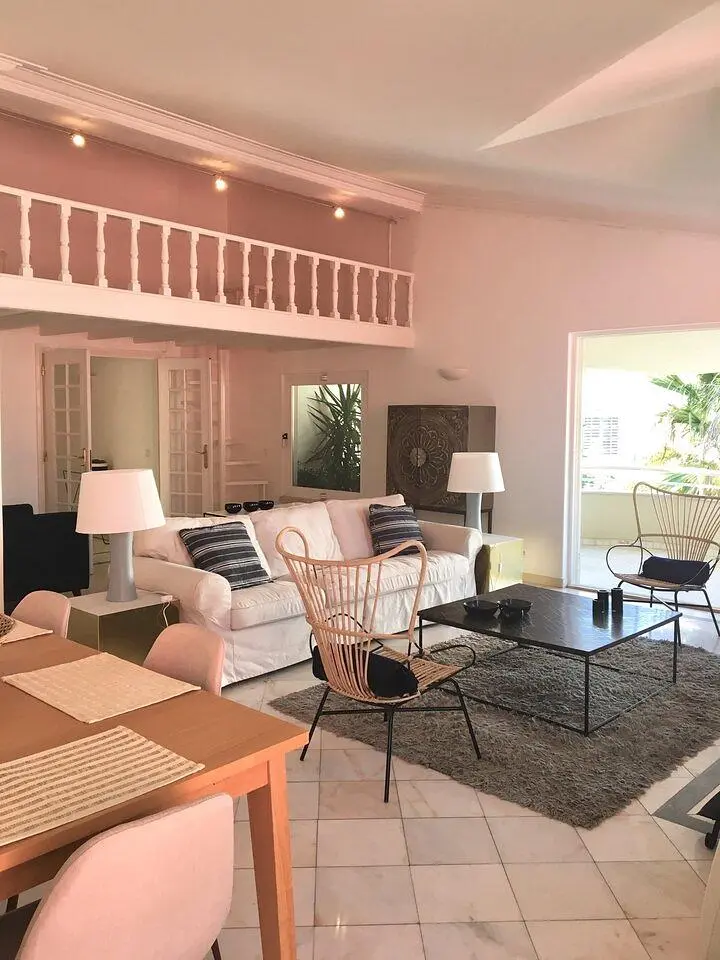 Wohnzimmer; tageslicht, fliesenboden, moderner stil