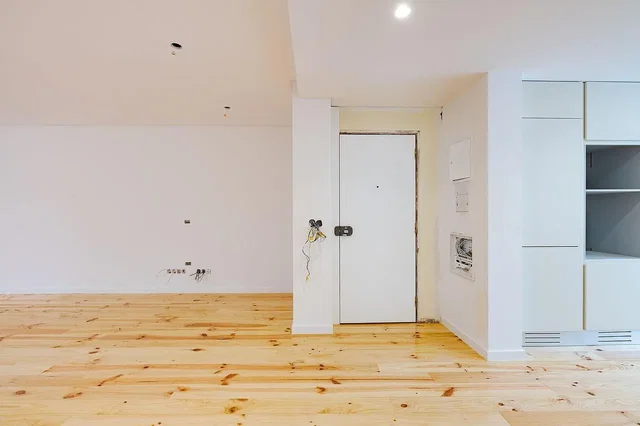 Altro; pavimento in legno, necessita ristrutturazione