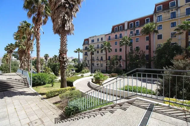 Къща и околности; гледка, естествена светлина