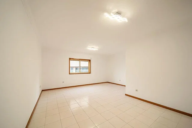 Woonkamer; tegelvloer, natuurlijk licht