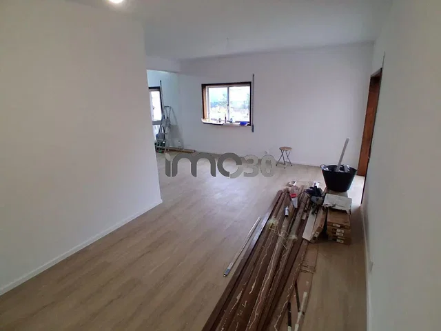Ostale; drveni pod, potrebna renovacija, prirodna svjetlost