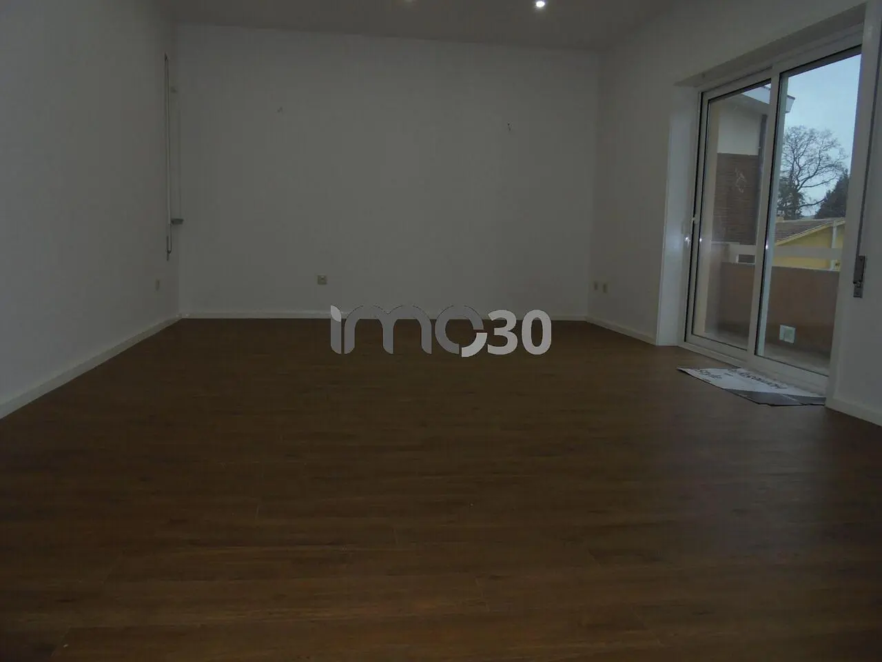 Wohnzimmer; holzboden, tageslicht, renovierungsbedürftig