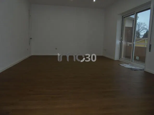 Woonkamer; houten vloer, natuurlijk licht, renovatie nodig