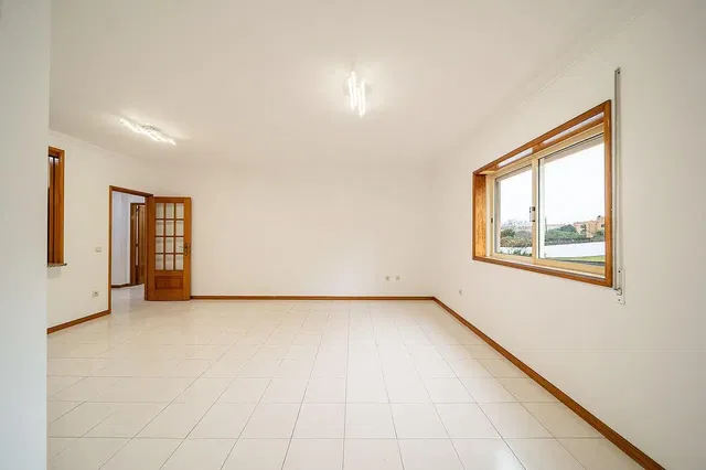 Woonkamer; tegelvloer, natuurlijk licht, uitzicht