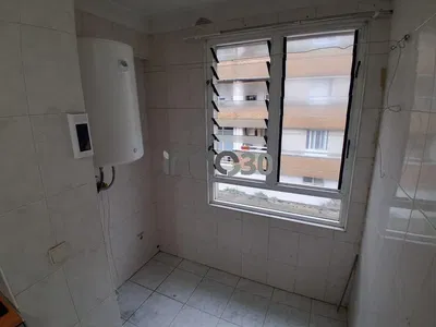 Badezimmer; warmwasserbereiter, fliesenboden, blick