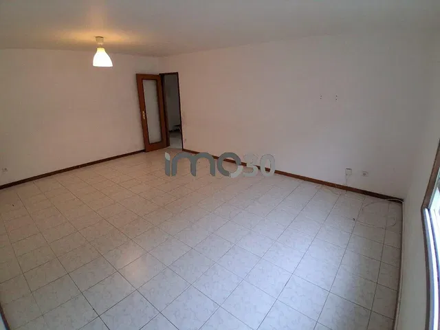 Inne; podłoga z płytek, wymaga remontu