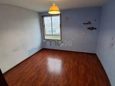 Schlafzimmer; holzboden, renovierungsbedürftig, tageslicht, blick