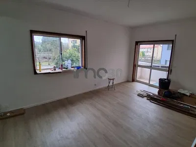 Dnevni boravak; pogled, potrebna renovacija, drveni pod, prirodna svjetlost