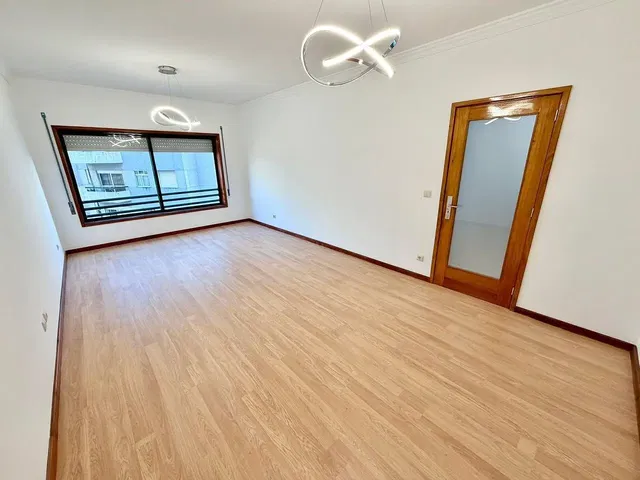 Wohnzimmer; tageslicht, holzboden, moderner stil