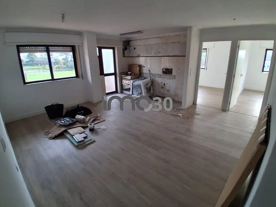 Kuhinja; potrebna renovacija, drveni pod, prirodna svjetlost, pogled