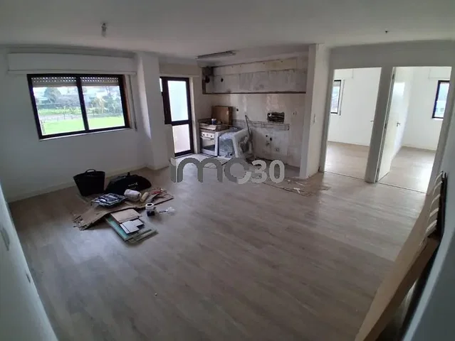 Kuhinja; potrebna renovacija, drveni pod, prirodna svjetlost, pogled