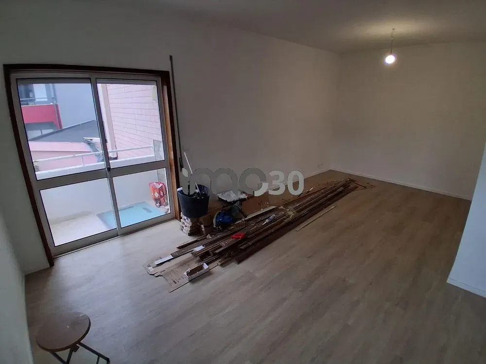 Ostale; potrebna renovacija, drveni pod, pogled