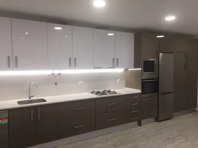 Kuchnia; sprzęt kuchenny, wyremontowany, światło dzienne, styl nowoczesny