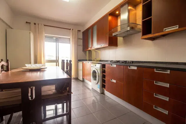 Keuken; keukenapparatuur, natuurlijk licht, moderne stijl