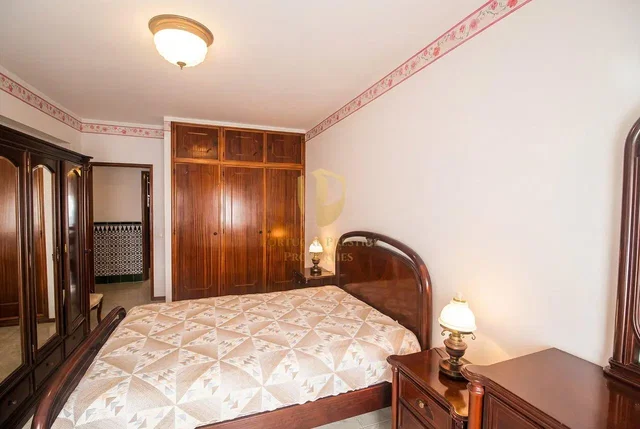 Spálňa; drevená podlaha, dlažba, vysoké stropy, drevené trámy, po rekonštrukcii, potrebná rekonštrukcia, prirodzené svetlo, tmavý interiér, moderný štýl, rustikálny štýl