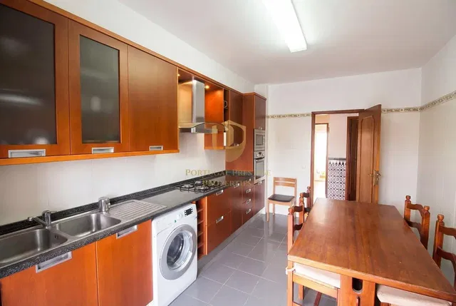 Keuken; keukenapparatuur, tegelvloer, natuurlijk licht