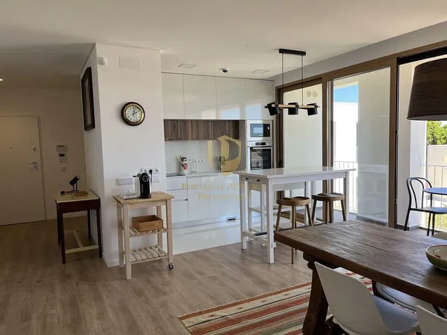 Mutfak; mutfak aletleri, doğal ışık, modern stil