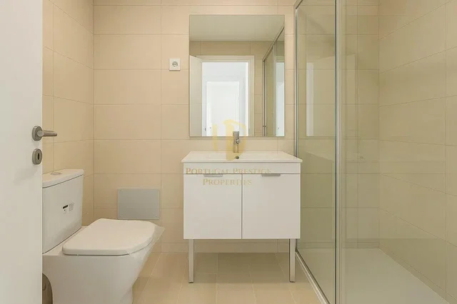 Toilette; fliesenboden, renoviert, tageslicht