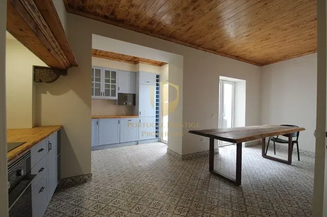 Keuken; houten balken, houten vloer, tegelvloer, natuurlijk licht