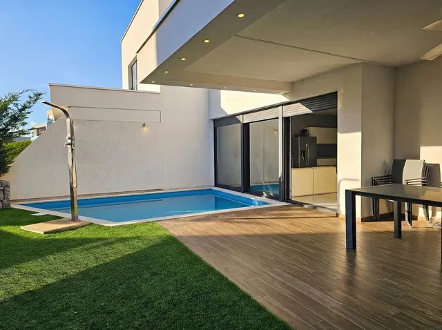 Къща и околности; гледка, естествена светлина, модерен стил