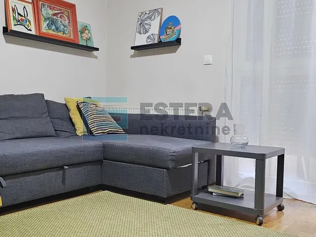 Хол; модерен стил, дървен под, естествена светлина