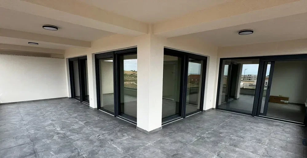 Terrazza; pavimento in piastrelle, vista