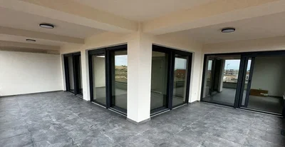 Terrazza; pavimento in piastrelle, vista