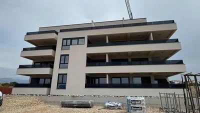 Dům a okolí; výhled