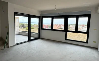 Soggiorno; vista, pavimento in piastrelle, luce naturale