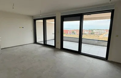 Soggiorno; vista, pavimento in piastrelle, luce naturale