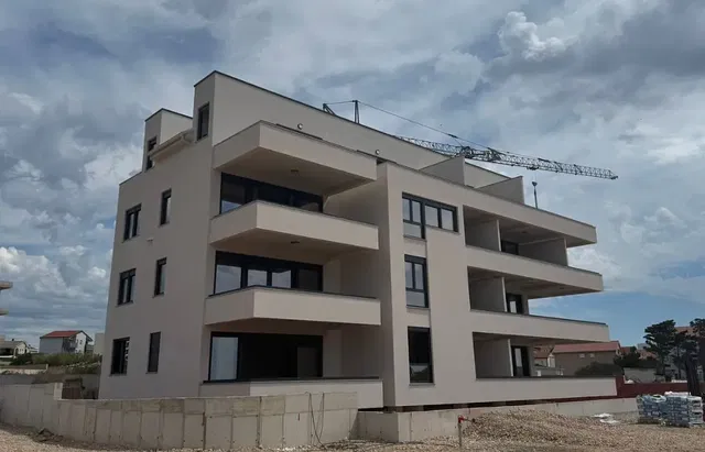 Къща и околности