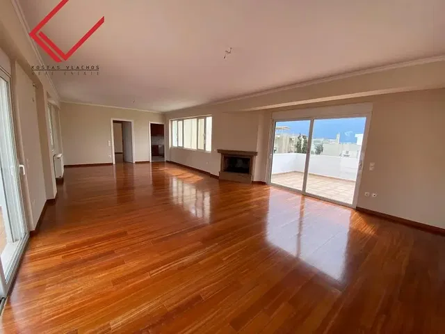 Soggiorno; pavimento in legno, camino, luce naturale, vista