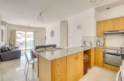 Cucina; vista, elettrodomestici, luce naturale, pavimento in piastrelle, stile moderno