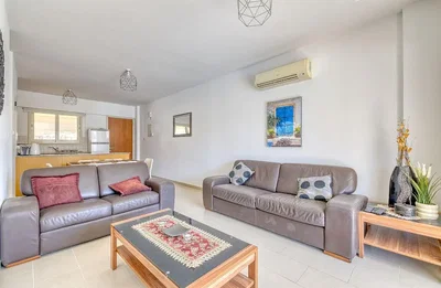 Soggiorno; luce naturale, stile moderno