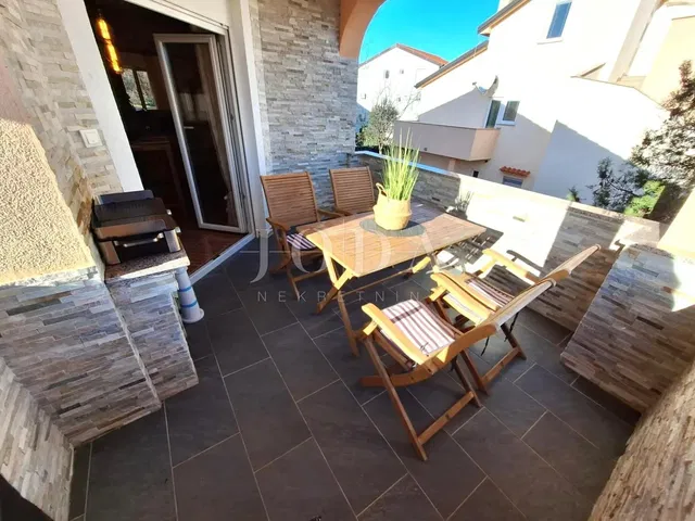 Terrazza; pavimento in piastrelle