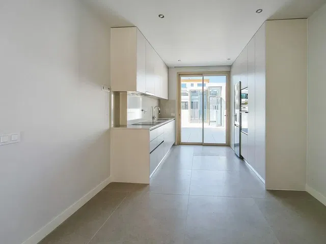 Keuken; uitzicht, tegelvloer, gerenoveerd, natuurlijk licht