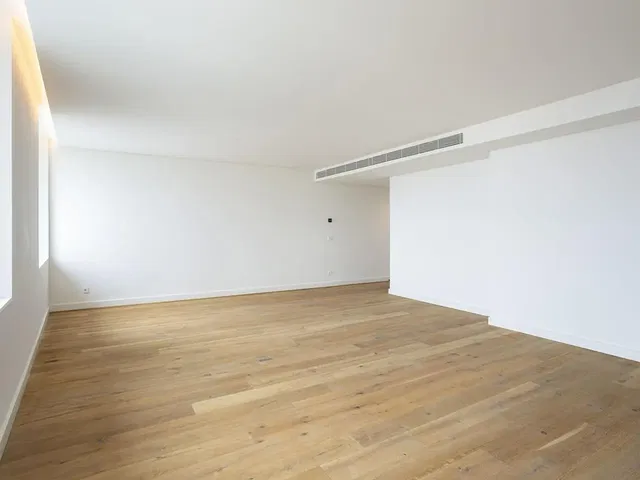 Obývačka; drevená podlaha, prirodzené svetlo