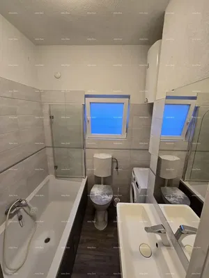 Купатило; бојлер, плочице, природно светло, реновиран