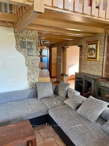 Wohnzimmer; kamin, holzbalken, holzboden